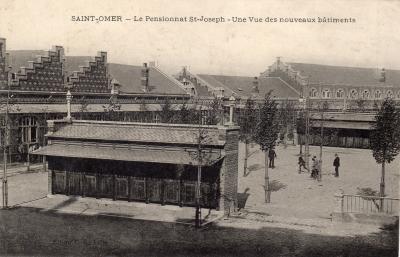 On peut voir les nouveaux bâtiments et au premier plan les toilettes qui se trouvaient dans la cour de récréation.